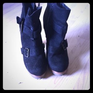 Super cute booties with buckles❤️❤️❤️